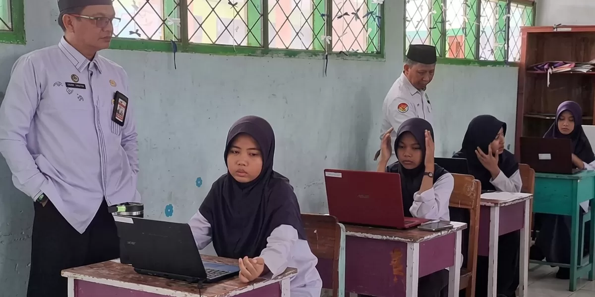 Kepala Kantor Kementerian Agama Kabupaten Pinrang, Muhammad Idris Usman, memantau pelaksanaan Tes Kompetensi Akademik berbasis digital yang diikuti siswa di ruang kelas (Z.A)