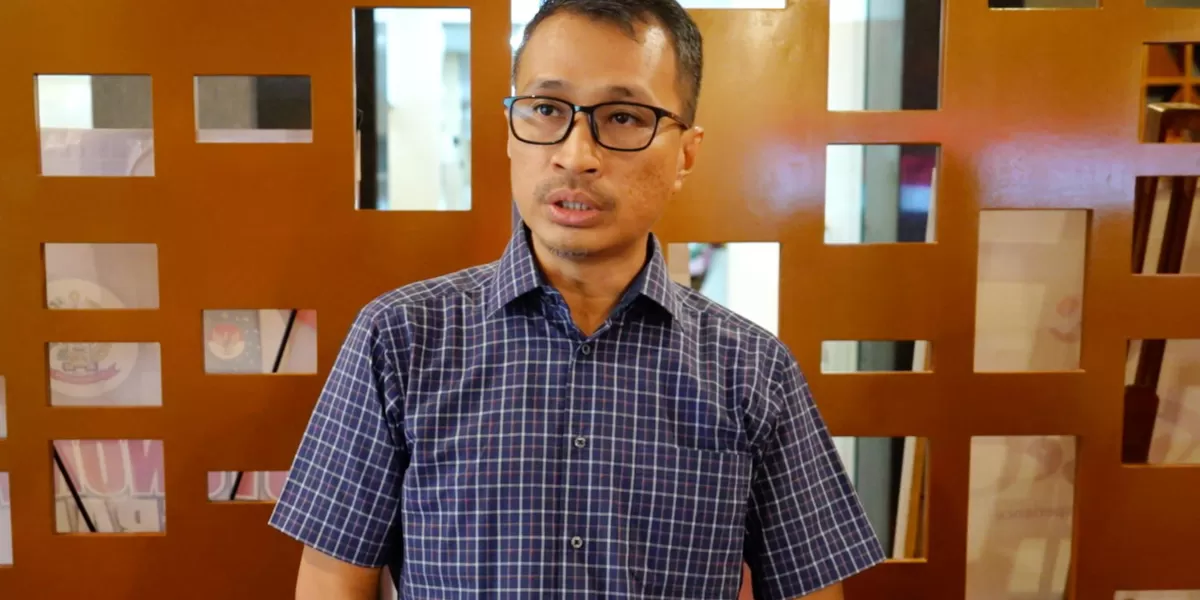 Kepala Dinas Komunikasi, Informatika, Statistik, dan Persandian Sulawesi Selatan, Muhammad Salim Basmin, memberikan keterangan terkait pengadaan kendaraan dinas Gubernur (Dok. Pemprov Sulsel)