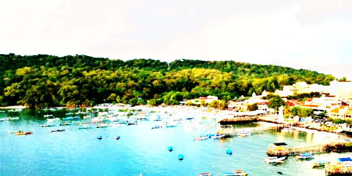 Desa Pangandaran, yang terletak di kawasan pesisir selatan Jawa Barat, menawarkan pengalaman wisata yang unik dan autentik.