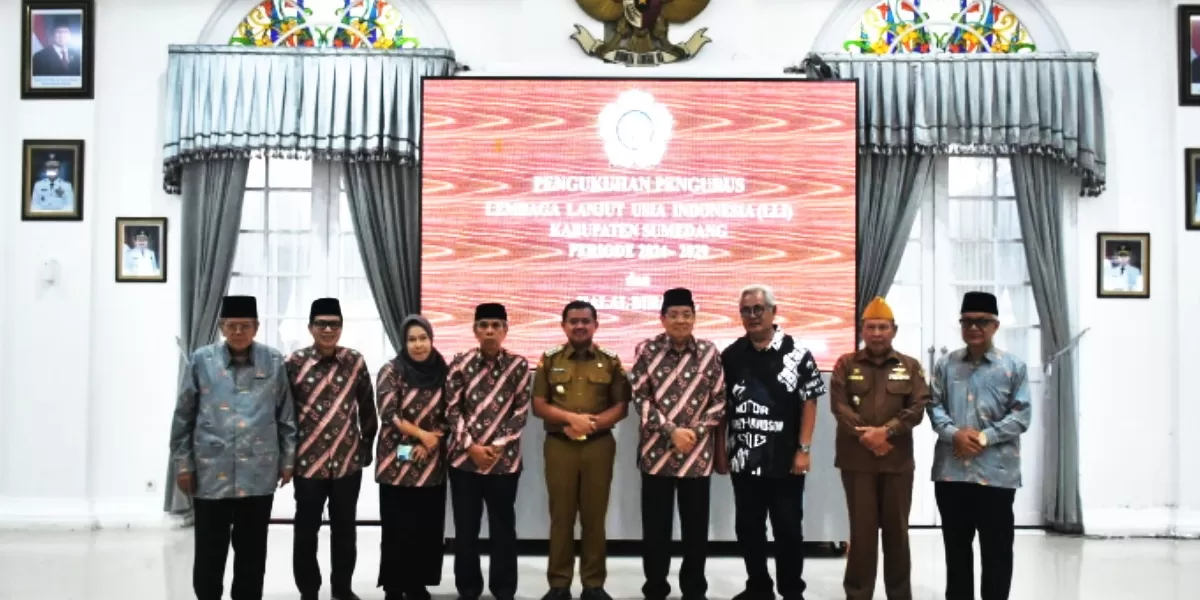 Pelantikan Pengurus Lembaga Lansia Indonesia (LLI) Kabupaten Sumedang yang dirangkaikan dengan Halal Bihalal di Gedung Negara Sumedang, Senin (6/4/2026). (Siti Kowati)