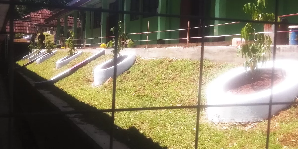 SMAN Jatinunggal saat ini tengah fokus pada penataan lingkungan sekolah, khususnya pengelolaan sampah. 