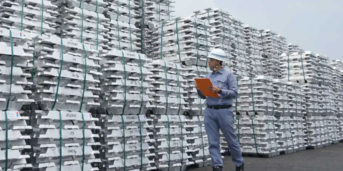 Pengembangan industri aluminium dinilai krusial bagi transisi energi dan ekonomi hijau. (Dok. mind.id)