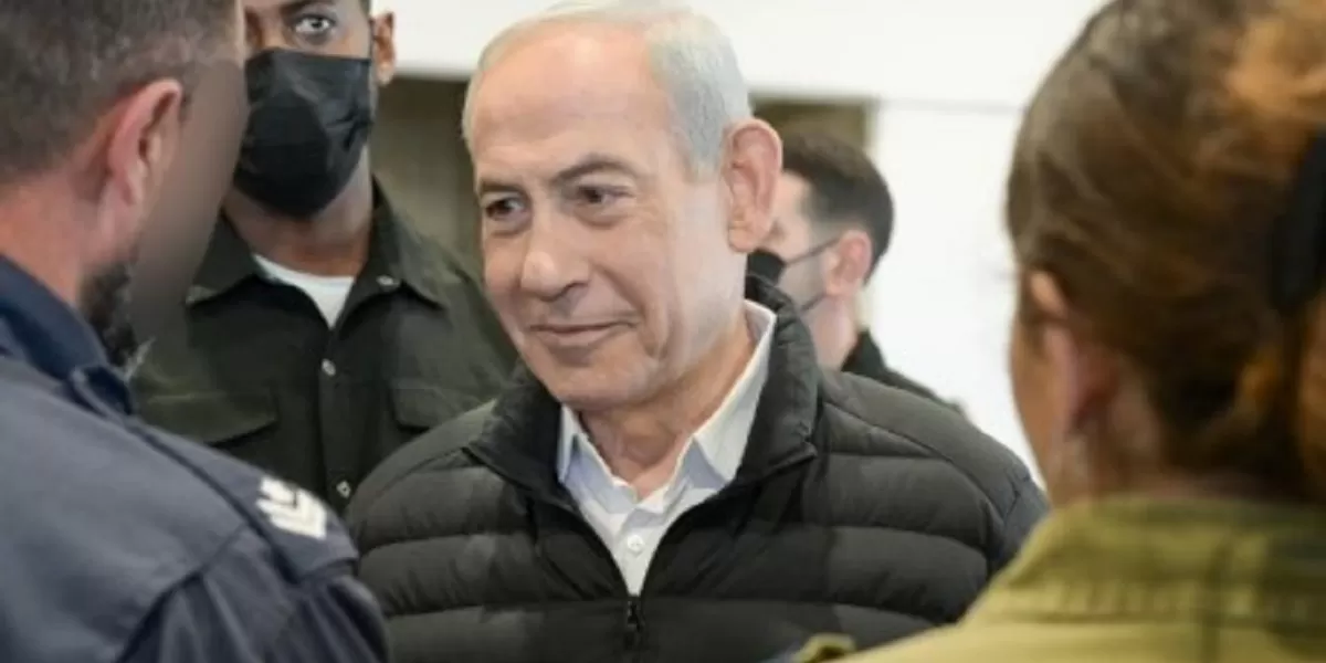 Perdana Menteri Israel Benyamin Netanyahu. Asap terlihat di wilayah Yerusalem setelah Iran mengklaim meluncurkan rudal balistik yang menargetkan pusat pemerintahan Israel dalam eskalasi konflik Timur Tengah terbaru. (Dok. Instagram @b.netanyahu)