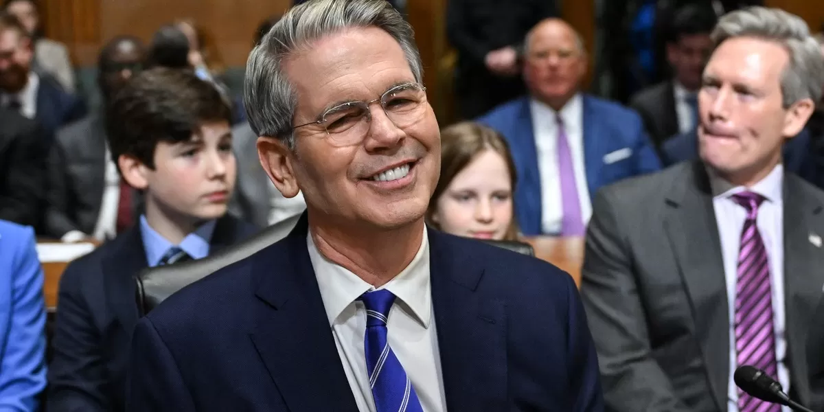 Menteri Keuangan Amerika Serikat Scott Bessent. Aktivitas kapal tanker minyak di jalur perdagangan internasional yang terdampak kebijakan baru pasar energi global tahun 2026.   (Facebook.com @The Heritage Foundation)