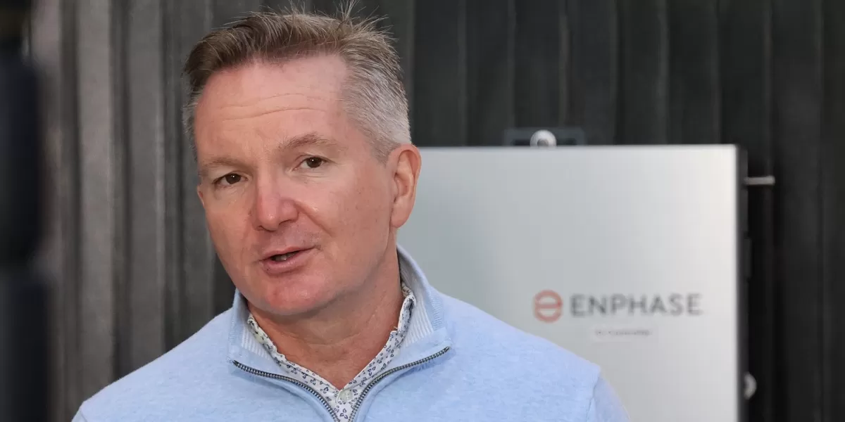 Menteri Energi Australia,  Chris Bowen. Pengisian BBM di Australia saat pemerintah memastikan belum ada kebijakan pembatasan pembelian bahan bakar nasional. (Facebook.com @Chris Bowen MP)