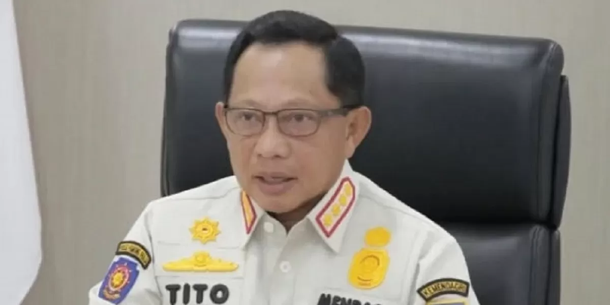 Mendagri Tito Karnavian menyampaikan pernyataan resmi terkait kebijakan WFH ASN untuk mendukung transformasi digital birokrasi Indonesia. (Facebook.com @Tito Karnavian)