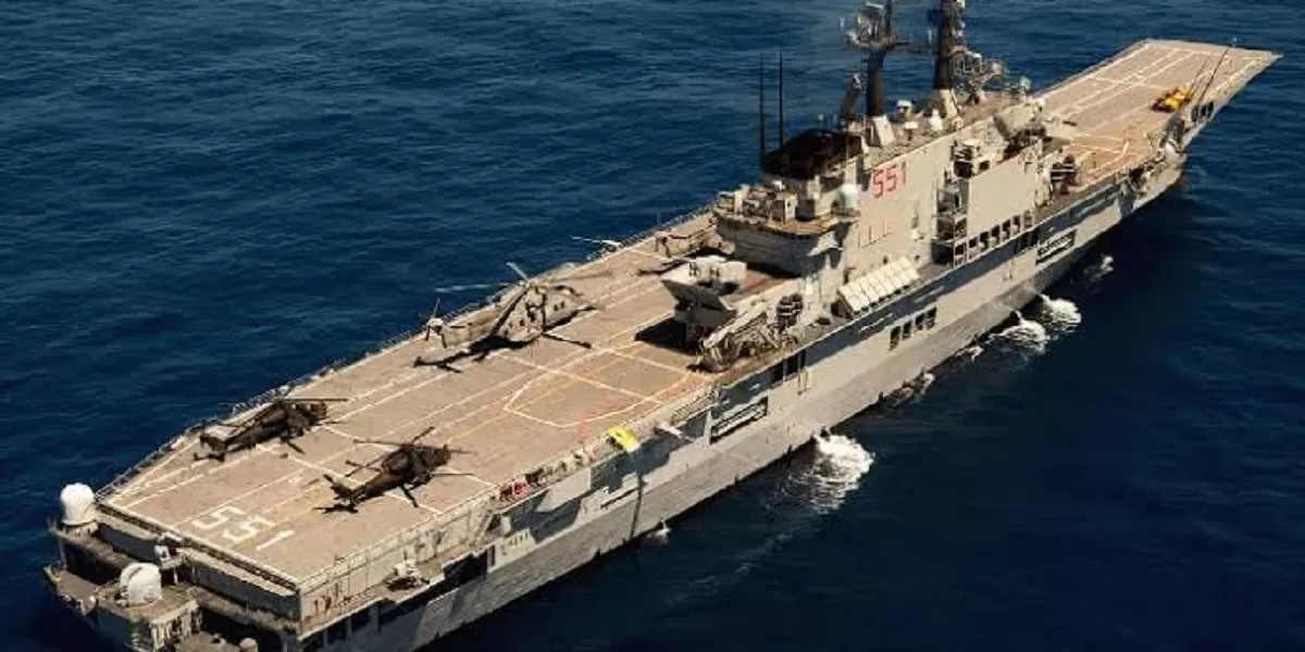 Kapal induk Italia Giuseppe Garibaldi. TNI AL mulai menyiapkan awak kapal induk melalui pelatihan khusus pengoperasian kapal dan manajemen penerbangan helikopter. (Dok. Pinterest)