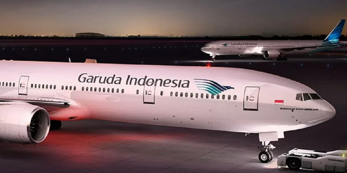 Pesawat Garuda Indonesia di apron bandara sebagai ilustrasi strategi efisiensi rute penerbangan domestik Indonesia akibat tekanan biaya operasional industri aviasi nasional. (Facebook.com @Garuda Indonesia)