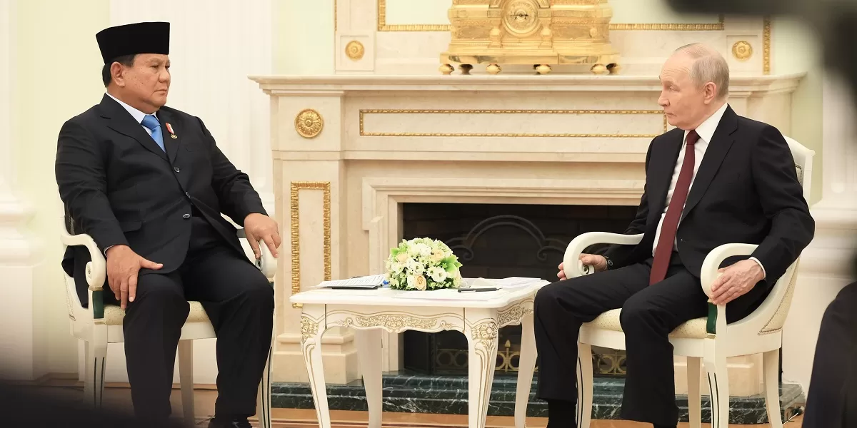 Prabowo Subianto dan Vladimir Putin bertemu di Moskow bahas keanggotaan Indonesia di BRICS dan kerja sama strategis global   (Dok. Bakom RI)