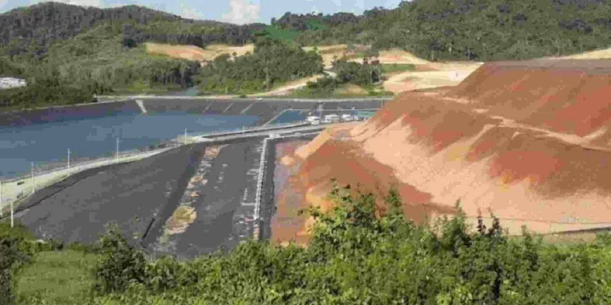 Aktivitas tambang emas di Gunung Tumpang Pitu Banyuwangi mengubah lanskap pesisir selatan yang sebelumnya dikenal sebagai kawasan hutan lindung dan wilayah spiritual masyarakat lokal.   (Dok. javanesiatours.com)