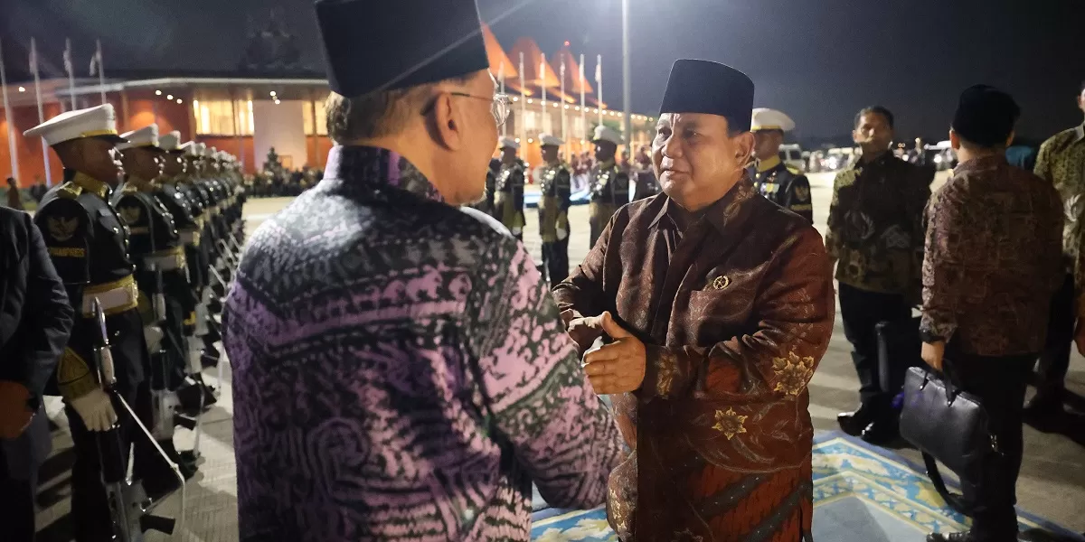 Presiden Prabowo Subianto berjabat tangan dengan Perdana Menteri Malaysia Anwar Ibrahim usai pertemuan bilateral membahas konflik global dan stabilitas ekonomi kawasan di Jakarta. (Dok. Bakim RI)