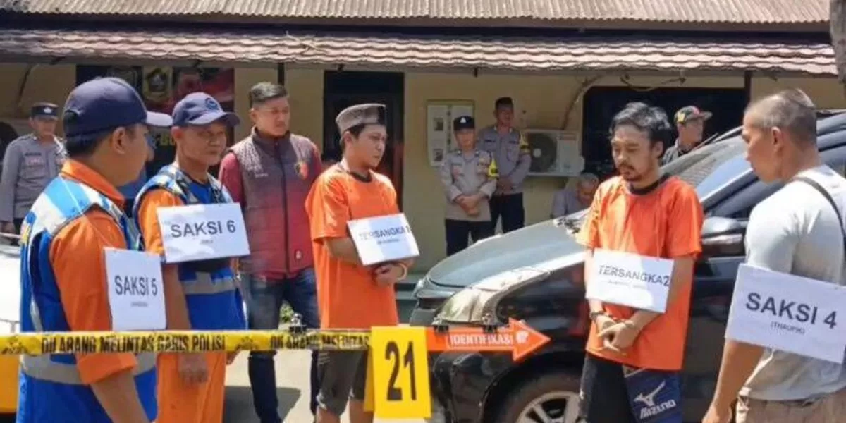 Polisi menggelar rekonstruksi pembunuhan sopir taksi online di Citeureup dengan menghadirkan tersangka dan sejumlah saksi. (AG)