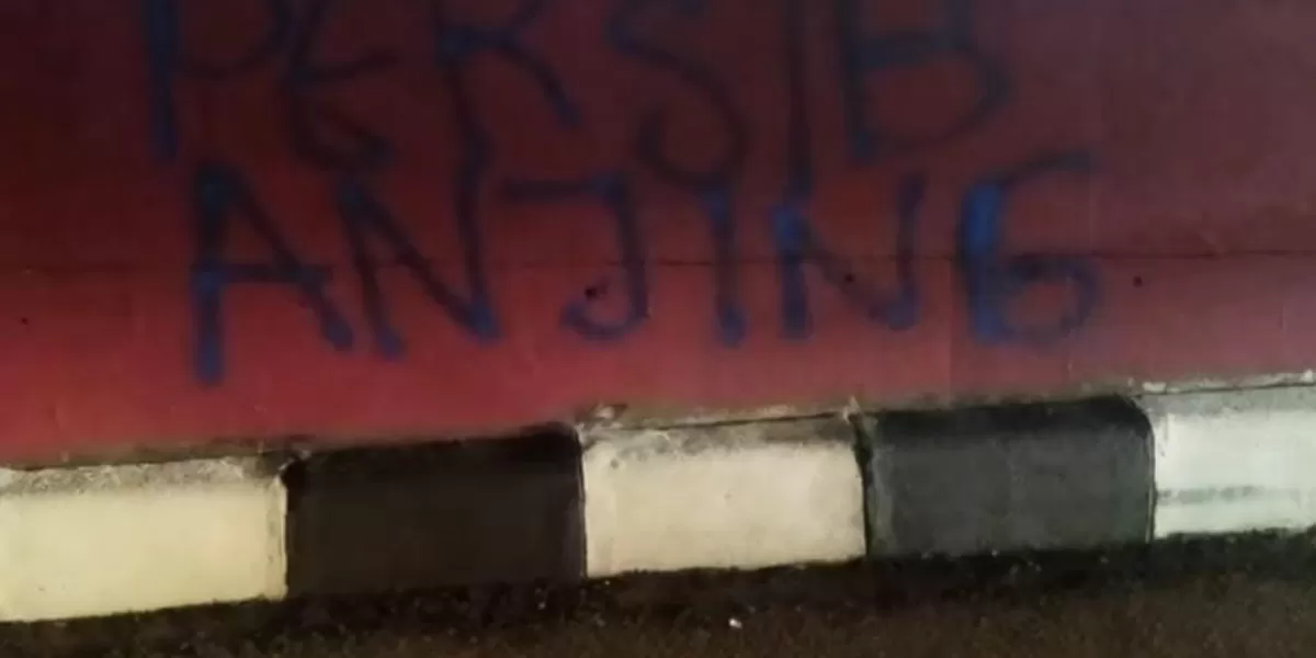 Coretan vandalisme terlihat di dinding Flyover Cibinong sebelum dibersihkan dan dicat ulang oleh petugas DPKP Kabupaten Bogor. (YB)