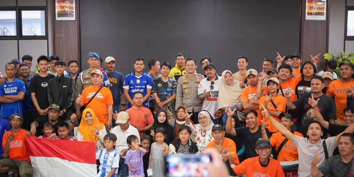 Kapolres Bogor AKBP Wikha Ardilestanto berfoto bersama suporter Persib dan Persija usai nobar Liga 1 di Mako Polres Bogor, sebagai simbol kebersamaan dan sportivitas. (DM)