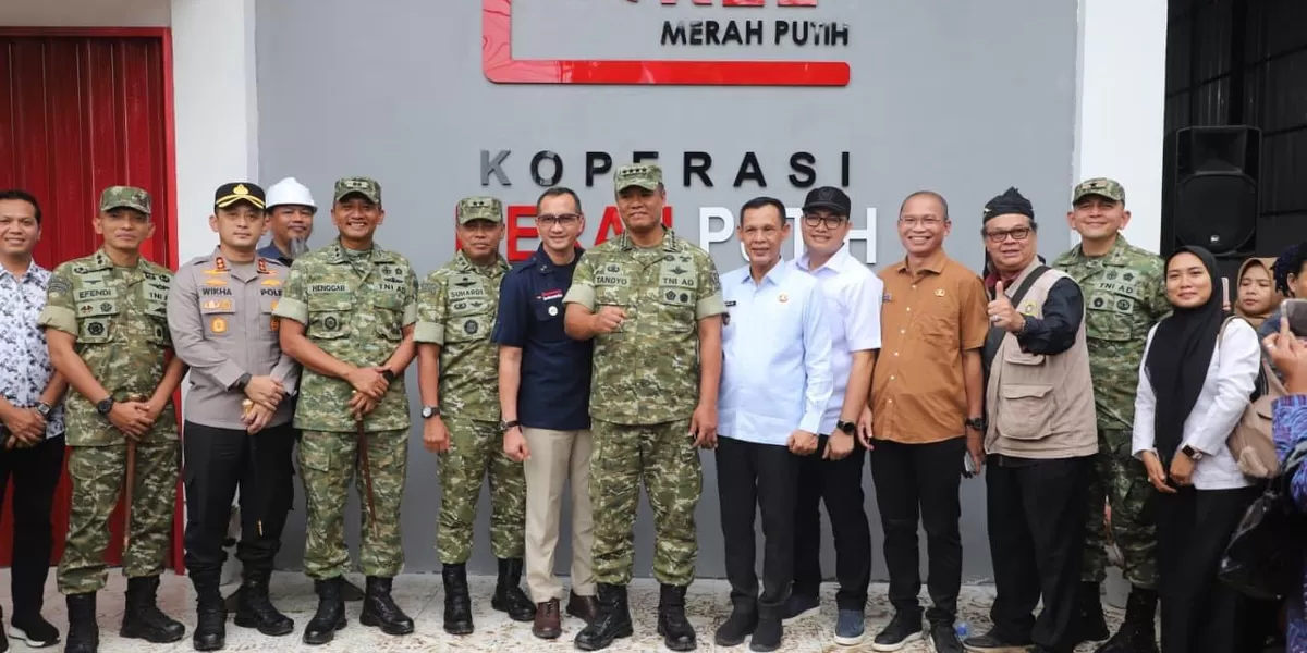 Wakil Bupati Bogor Ade Ruhandi bersama Wakil Panglima TNI Letjen Tandyo Budi Revita meninjau pembangunan Koperasi Merah Putih di Kecamatan Rumpin, Kabupaten Bogor. (AG)