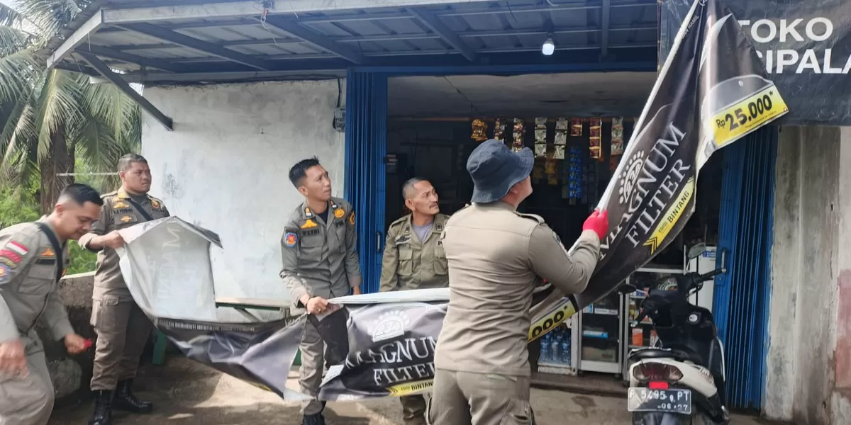 Petugas Satpol PP Kecamatan Leuwiliang menertibkan spanduk dan banner ilegal di sepanjang jalan provinsi dan kabupaten. (AF)