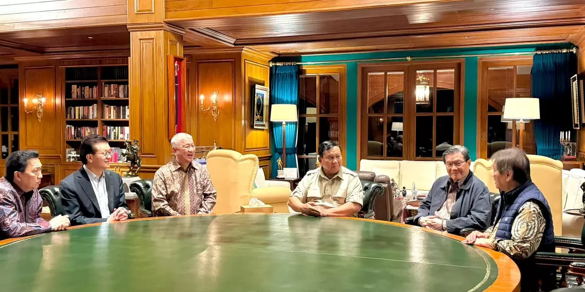 Presiden Prabowo Subianto berdiskusi dengan pengusaha nasional di Hambalang membahas penguatan ekonomi dan industri strategis. (Ist)