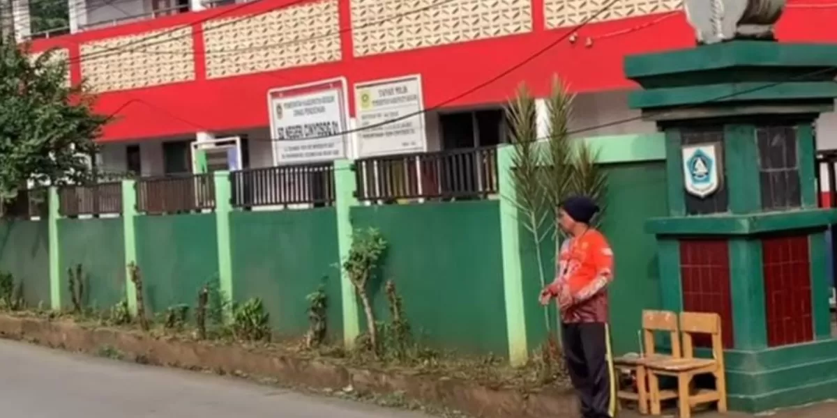 Petugas DPU Bogor memasang bronjong di lokasi longsor dekat SDN Arca Sukawangi untuk cegah risiko susulan. (Ist)