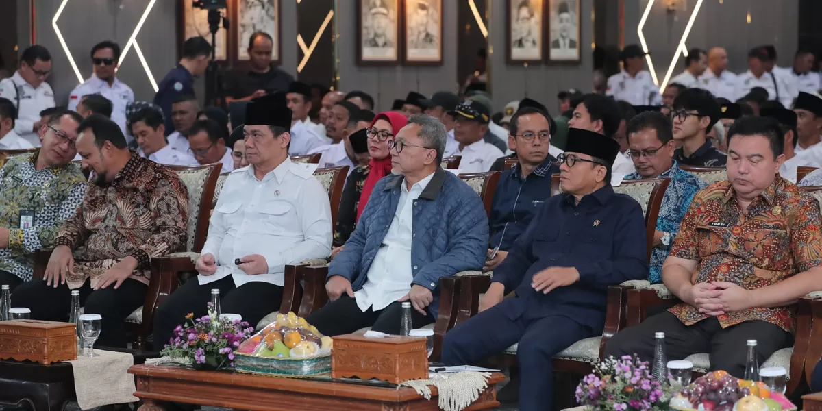 Mendes Yandri Susanto memberikan arahan kepada pengurus APDESI dalam pelantikan DPP untuk menyukseskan program prioritas Presiden Prabowo di desa. (Ist)