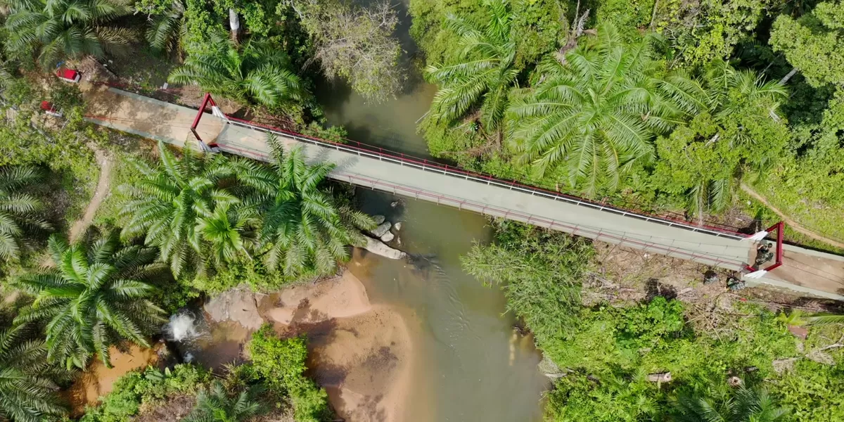 Jembatan Gantung Perintis Sei Kanan kembali difungsikan usai perbaikan, akses warga kini lancar dan aman. (Ist)
