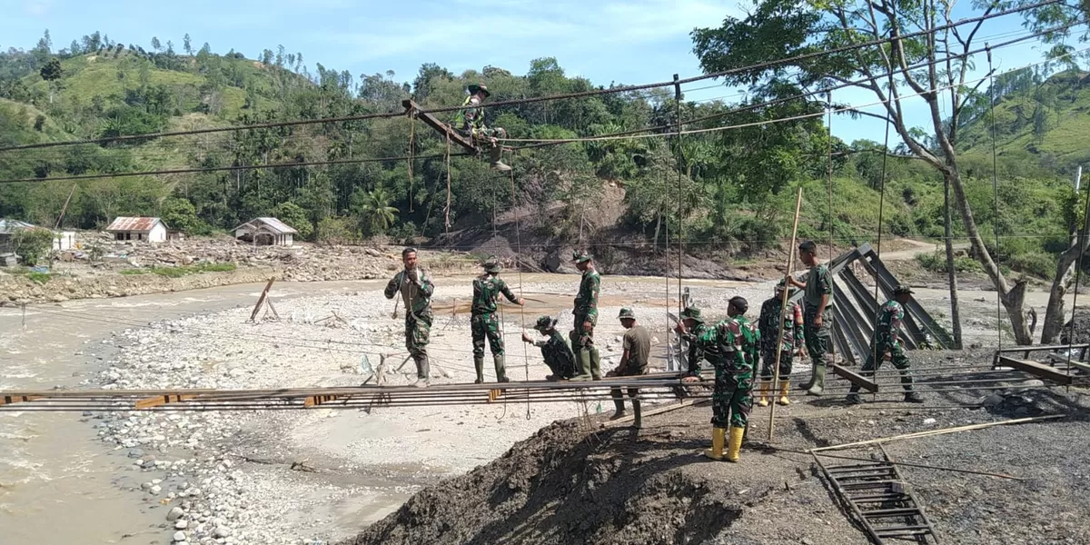 Personel Kodim 0106 Aceh Tengah bersama warga memasang rangka jembatan gantung di Desa Burlah, progres capai 56,6 persen. (Ist)