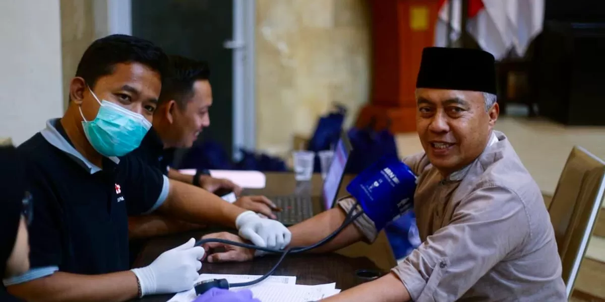 Sekda Kota Bogor Denny Mulyadi mengajak ASN ikut donor darah di Balai Kota untuk membantu ketersediaan stok PMI. (Ist)