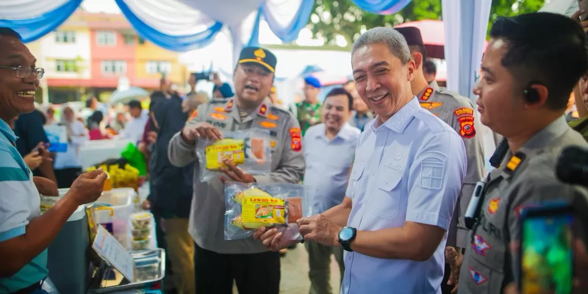 Wali Kota Bogor Dedie A. Rachim mendampingi Wakapolda Jabar Adi Vivid A. Bachtiar meninjau Gerakan Pangan Murah di Alun Alun Kota Bogor. (Ist)