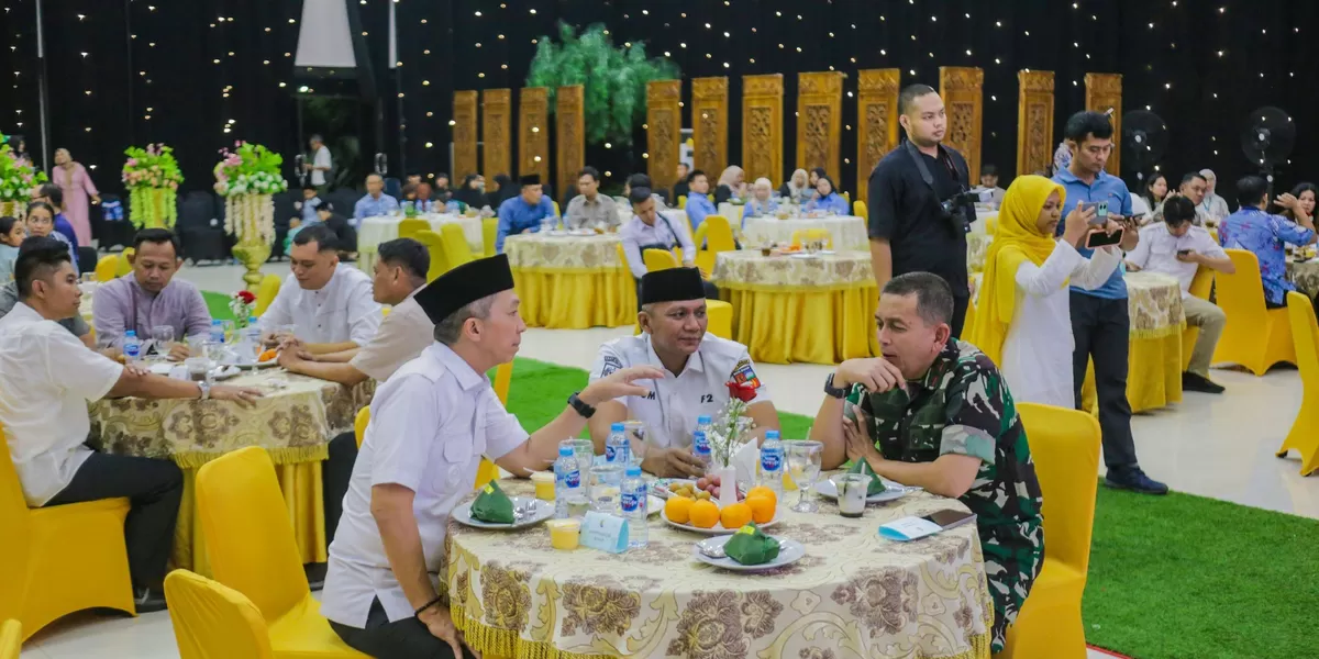 Wali Kota Bogor Dedie A. Rachim dan Jenal Mutaqin saat menghadiri buka puasa bersama Forkopimda di Lanud Atang Sendjaja. (Ist)