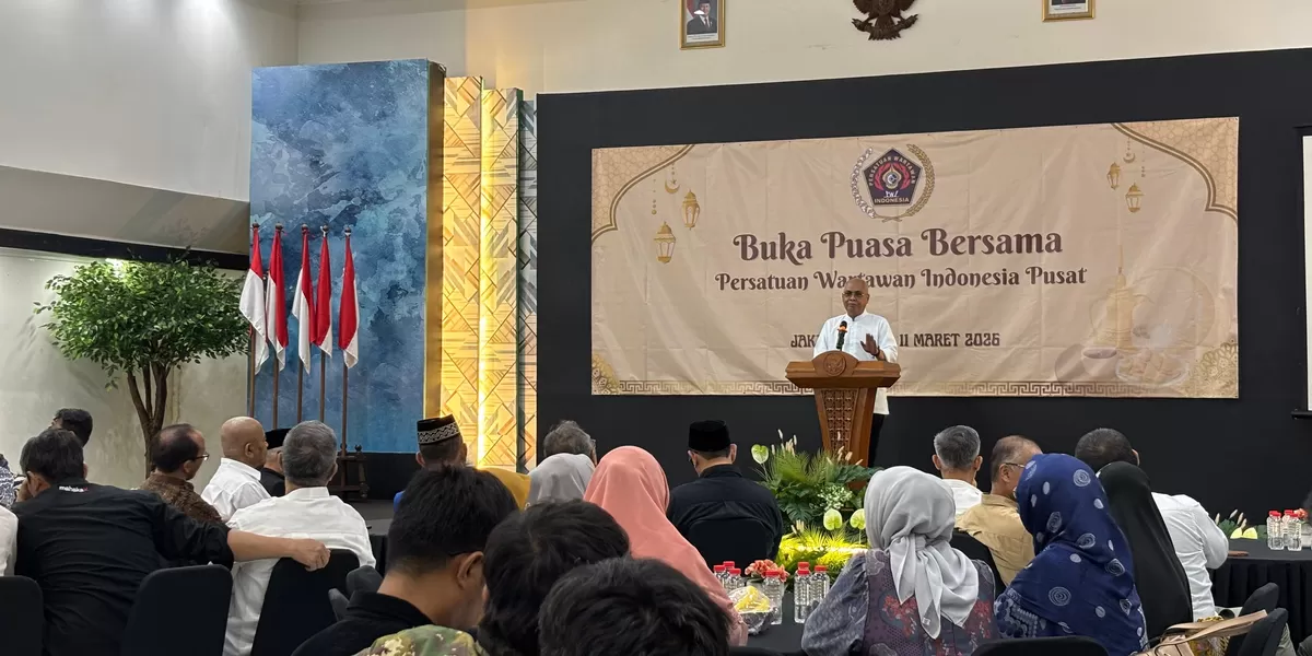 Ketum Persatuan Wartawan Indonesia Akhmad Munir saat buka puasa bersama pengurus PWI Pusat di Dewan Pers Jakarta. (Ist)