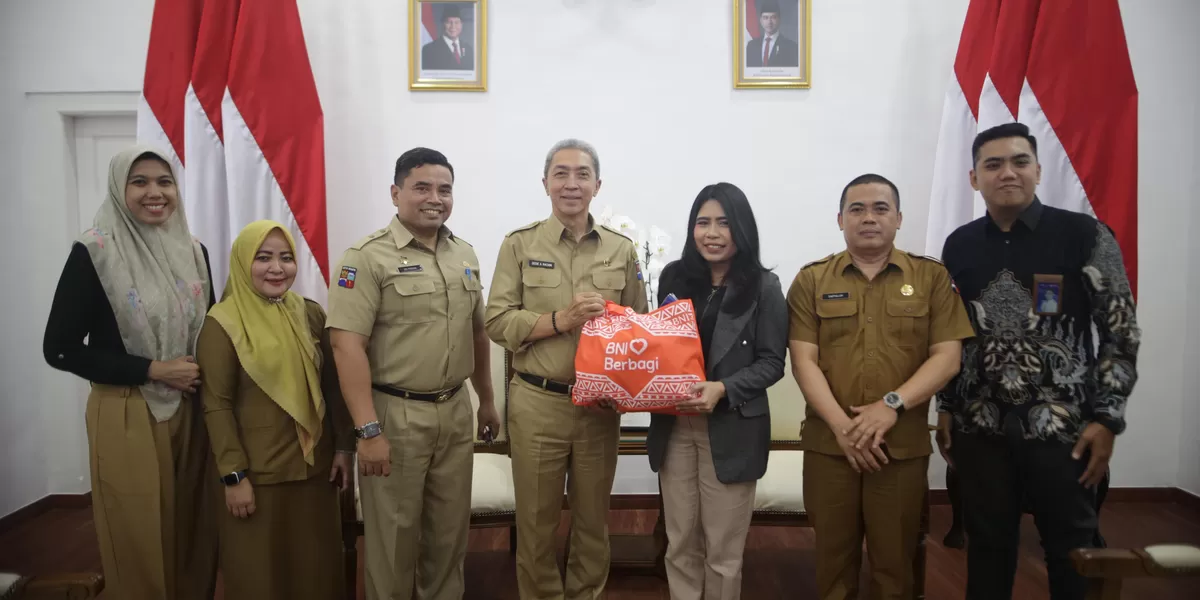 Wali Kota Bogor Dedie Rachim menerima bantuan 100 paket sembako dari BNI untuk disalurkan kepada warga. (Ist)