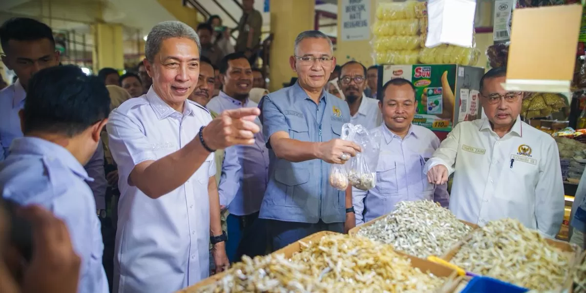 Wakil Ketua Komisi IX DPR RI Yahya Zaini meninjau Pasar Jambu Dua Bogor bersama Wali Kota Dedie Rachim. (Ist)