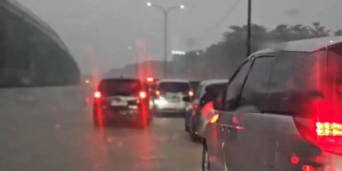 Kondisi Tol Jagorawi kembali normal setelah genangan air surut usai hujan deras saat arus Lebaran (Ist)