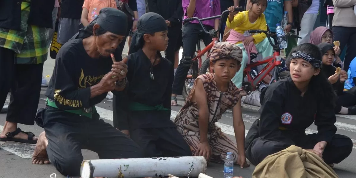 Atraksi pencak silat dan debus memukau warga di CFD Tegar Beriman, jadi hiburan sekaligus edukasi budaya. (Ist)