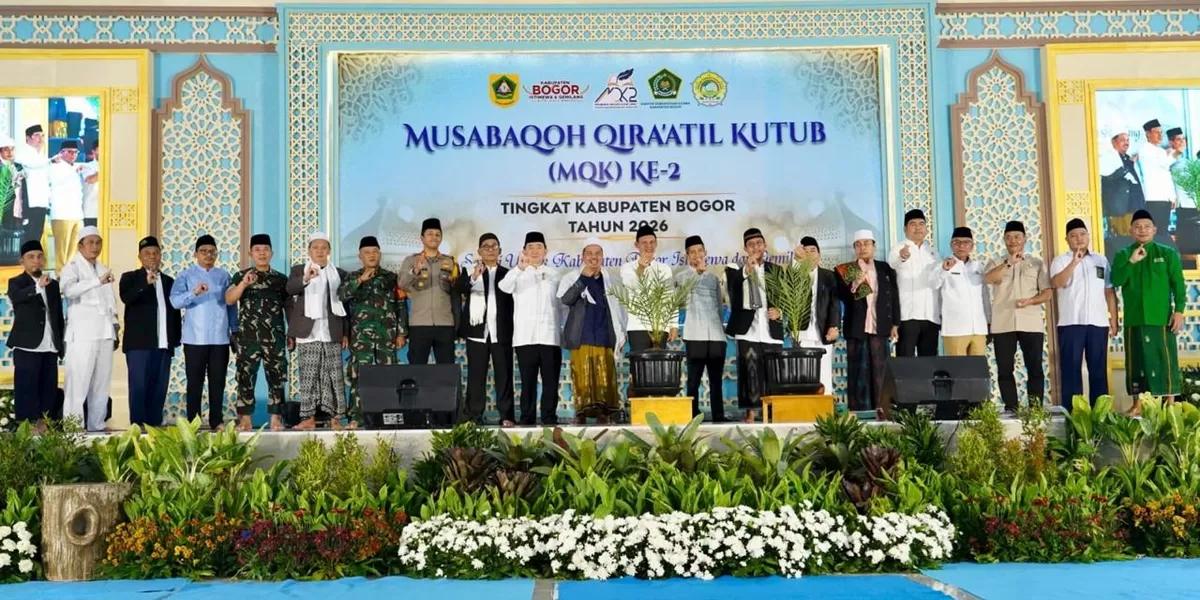 Wabup Bogor Jaro Ade saat membuka MQK ke 2 Kabupaten Bogor 2026 di Babakan Madang bersama para santri dan tokoh daerah (Ist)