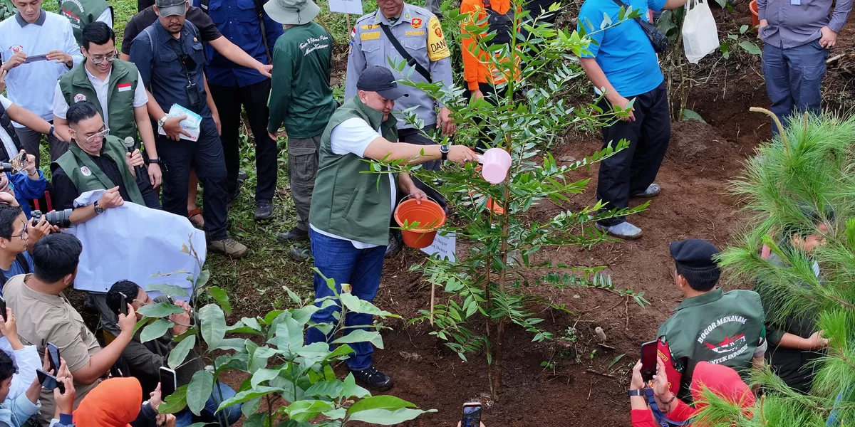 Bupati Bogor Rudy Susmanto saat kegiatan penanaman pohon dalam program percepatan hutan kota di Kabupaten Bogor (Ist)