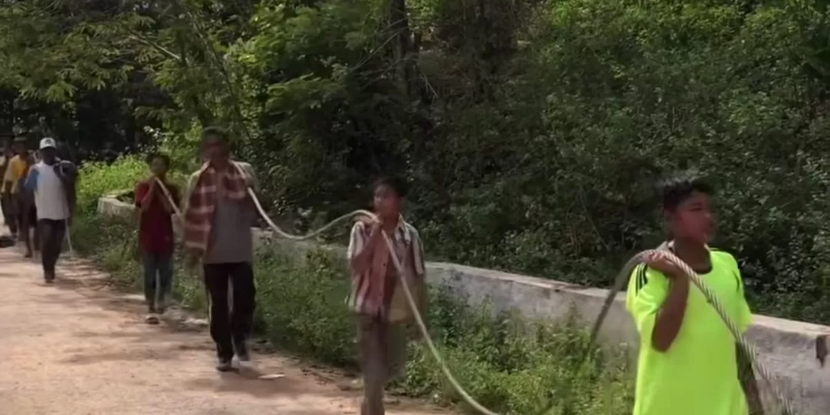 Gotong royong warga Desa Jamat di Aceh Tengah agar terhubung dengan Desa Reje Payung yang terisolir. (Instagram/serta_lia_gali).