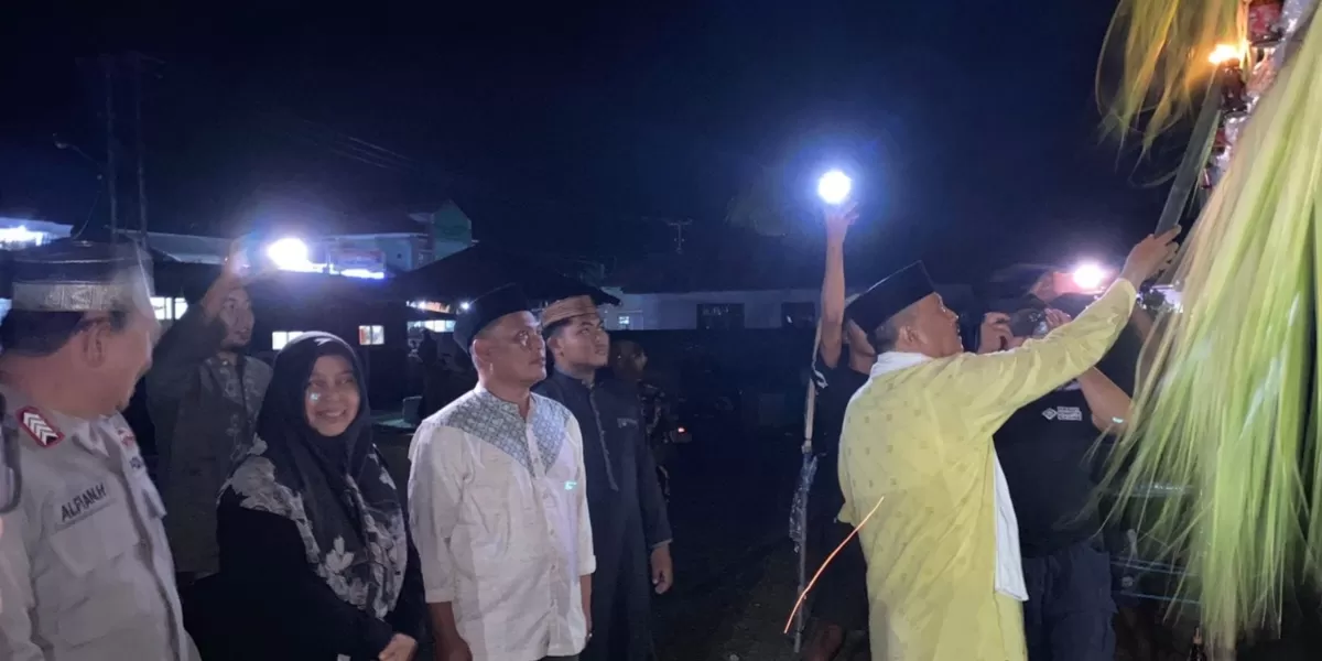 Tradisi pemasangan lampu Tumbilotohe di Desa Huangobotu. 