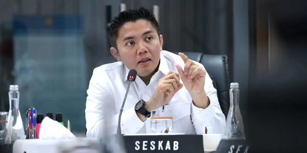 Seskab Teddy Indra Wijaya menjelaskan fakta penggunaan satu pesawat kepresidenan Presiden Prabowo untuk kunjungan luar negeri resmi. (Facebook.com @Setkab RI)