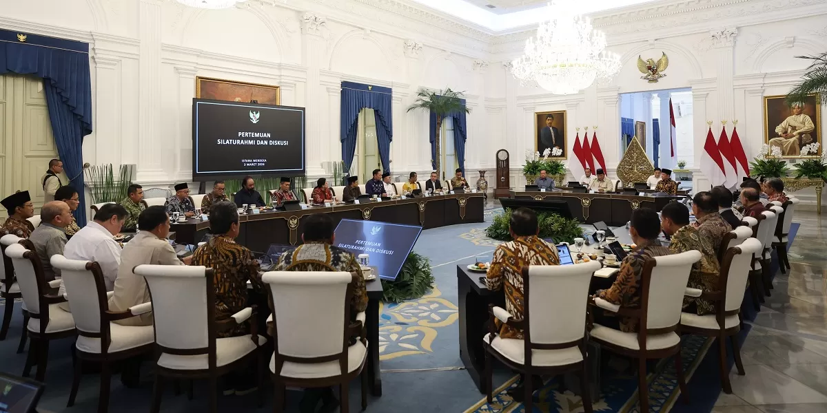 Prabowo Subianto memaparkan perkembangan geopolitik dunia kepada tokoh nasional sebagai langkah memperkuat kesiapan Indonesia menghadapi krisis global. (Dok. Bakom RI)