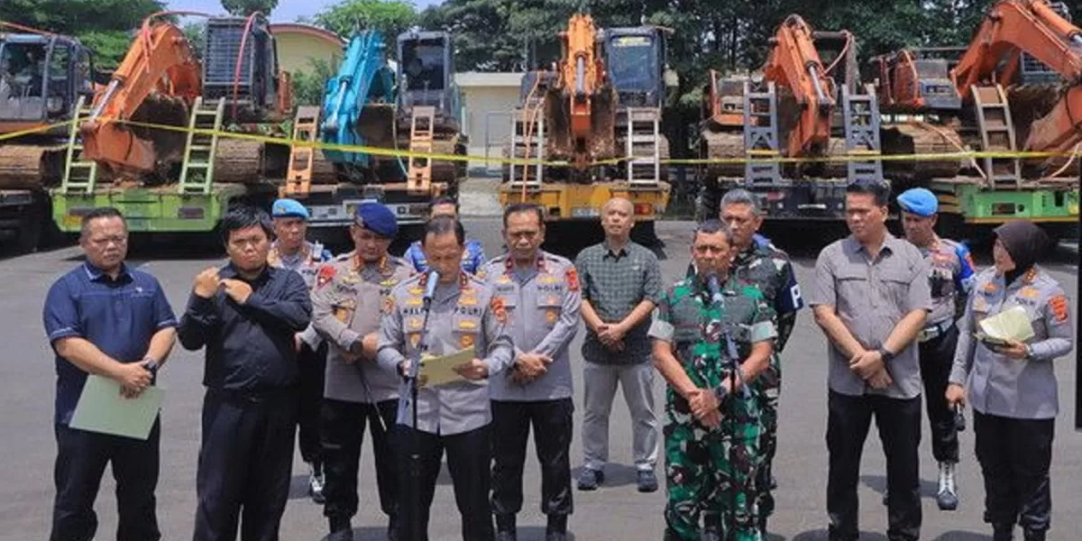 Petugas menginventarisasi kendaraan operasional tambang ilegal yang diduga digunakan mendukung distribusi logistik pertambangan. (Dok. Tribratanews Polda Lampung )
