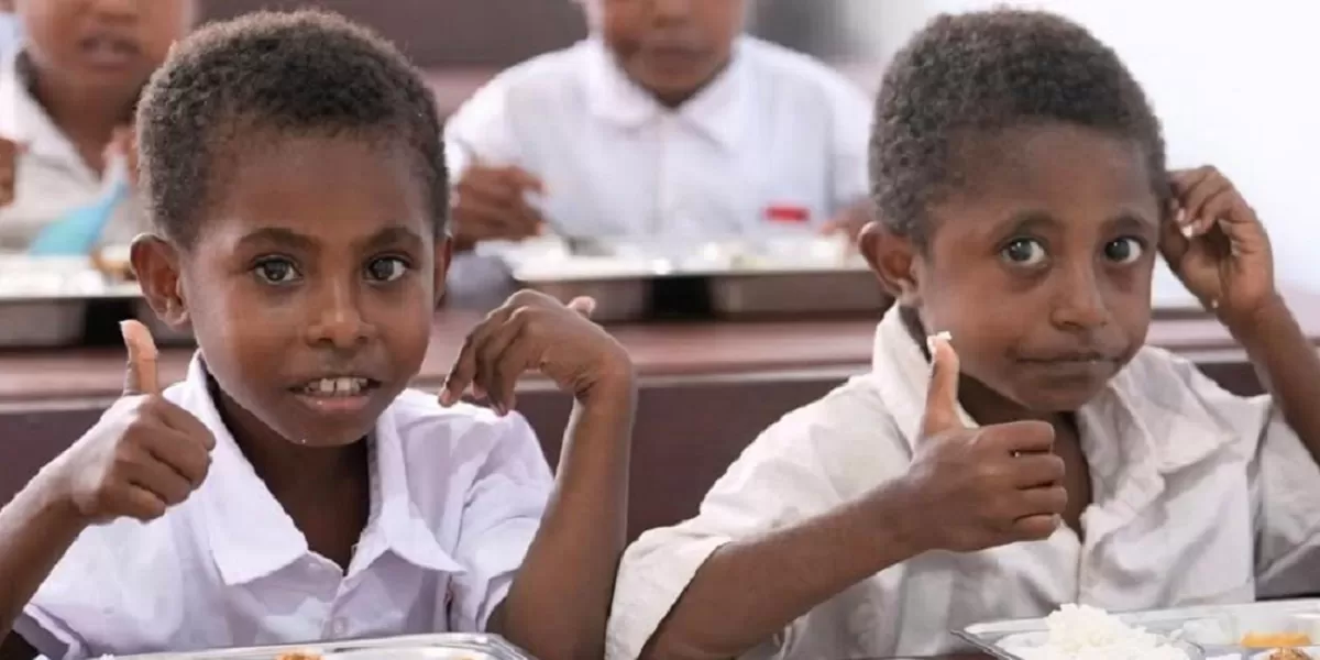 Dapur sekolah menyiapkan menu makan bergizi gratis sebagai bagian implementasi kebijakan nasional peningkatan kualitas sumber daya manusia. (Dok. Instagram @badangizinasional.ri)