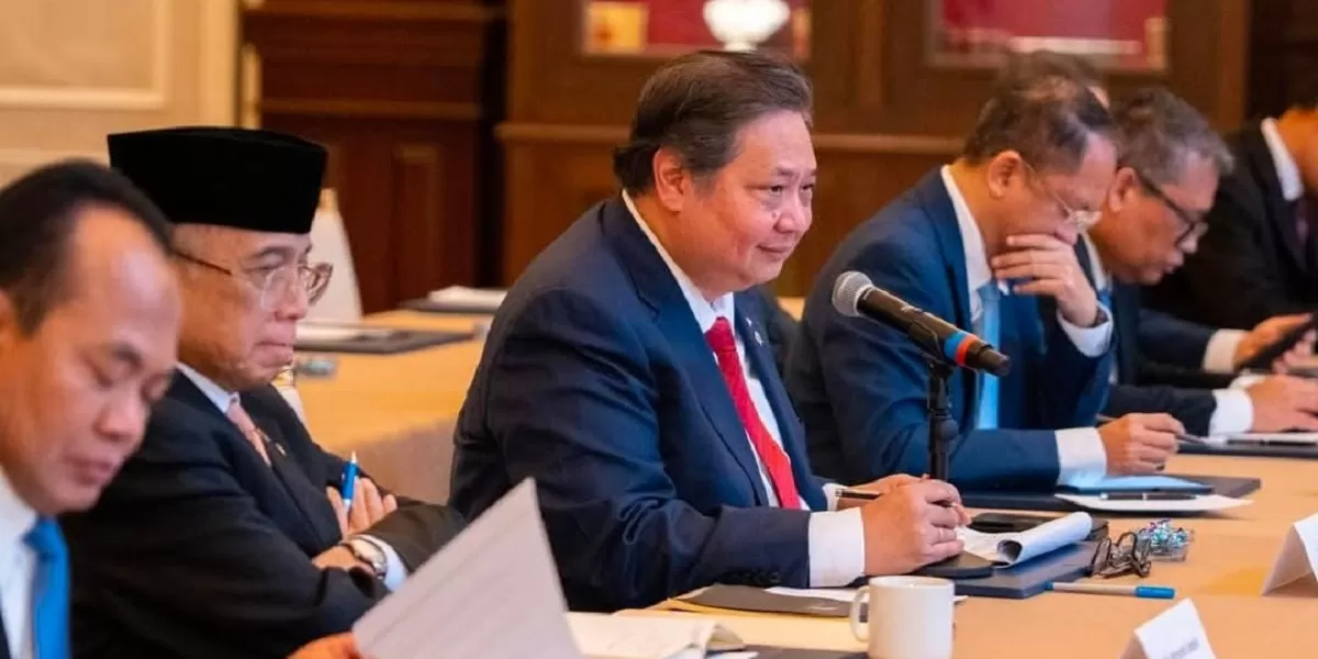 Menko Perekonomian Airlangga Hartarto. Airlangga Hartarto menjelaskan proyeksi harga minyak dunia dan dampaknya terhadap ekonomi Indonesia di tengah konflik geopolitik global. (Dok. Instagram @airlanggahartarto)