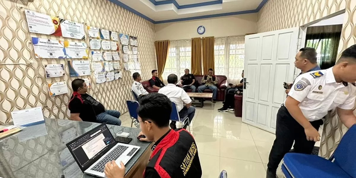Suasana penggeledahan lanjutan di KSOP Ketapang oleh Kejati Kalbar pada Selasa pagi.  (Dok. Kejati Kalbar)