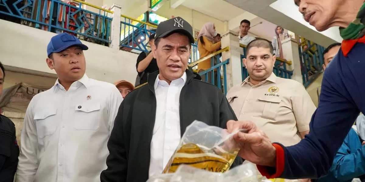 Kepala Bapanas Andi Amran Sulaiman saat sidak Pasar Tagog Padalarang, menemukan MinyaKita dijual Rp18.000 per liter atau di atas HET resmi pemerintah. (Dok. Bapanas)