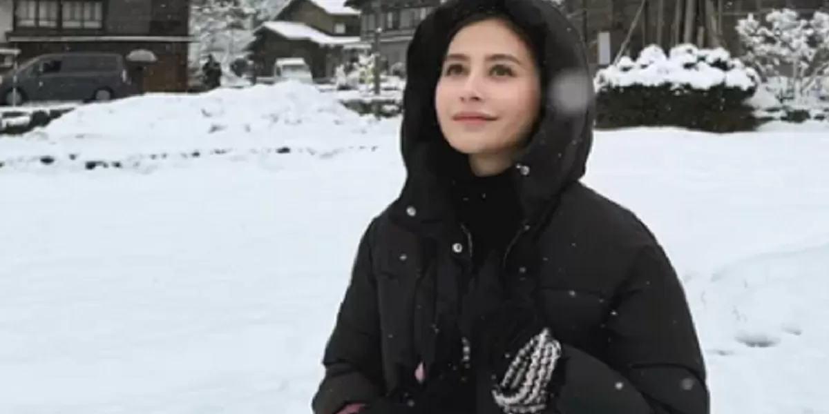 Prilly Mahatei Latuconsina Aktris Indonesia. Unggahan Open to Work Prilly Latuconsina di LinkedIn menuai dukungan dan kritik, memicu diskusi soal etika figur publik digital. (Instagram.com @prillylatuconsina96)