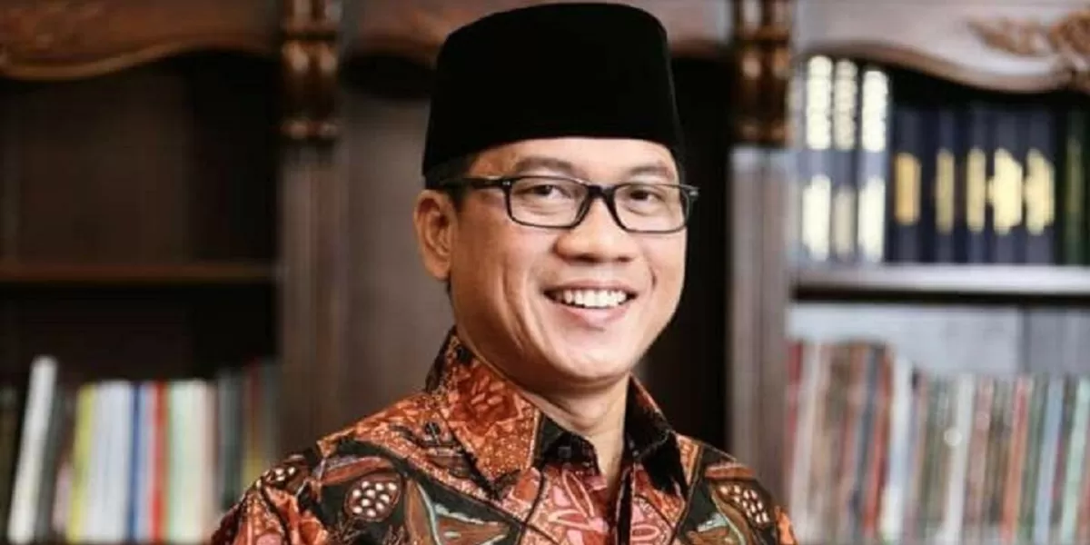 Menteri Desa Yandri Susanto. Papan nama Koperasi Desa Merah Putih sebagai simbol kebangkitan ekonomi kerakyatan untuk melawan dominasi kapitalisme korporasi ritel modern di pelosok nusantara. (Instagram.com @yandri_susanto)