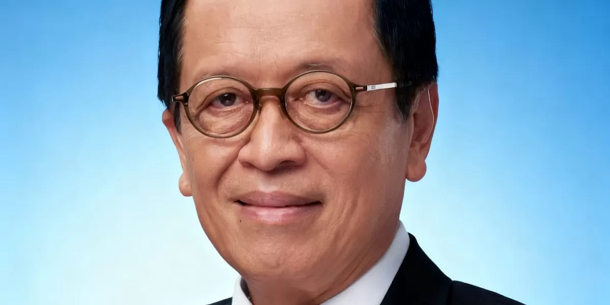 Eksekutif Pengawas Perbankan OJK, Dian Ediana Rae. Ilustrasi aktivitas layanan bank syariah di Indonesia yang kini menjadi sorotan pemerintah terkait efisiensi biaya dan daya saing industri keuangan nasional. (Dok. Kreasi Dola AI)