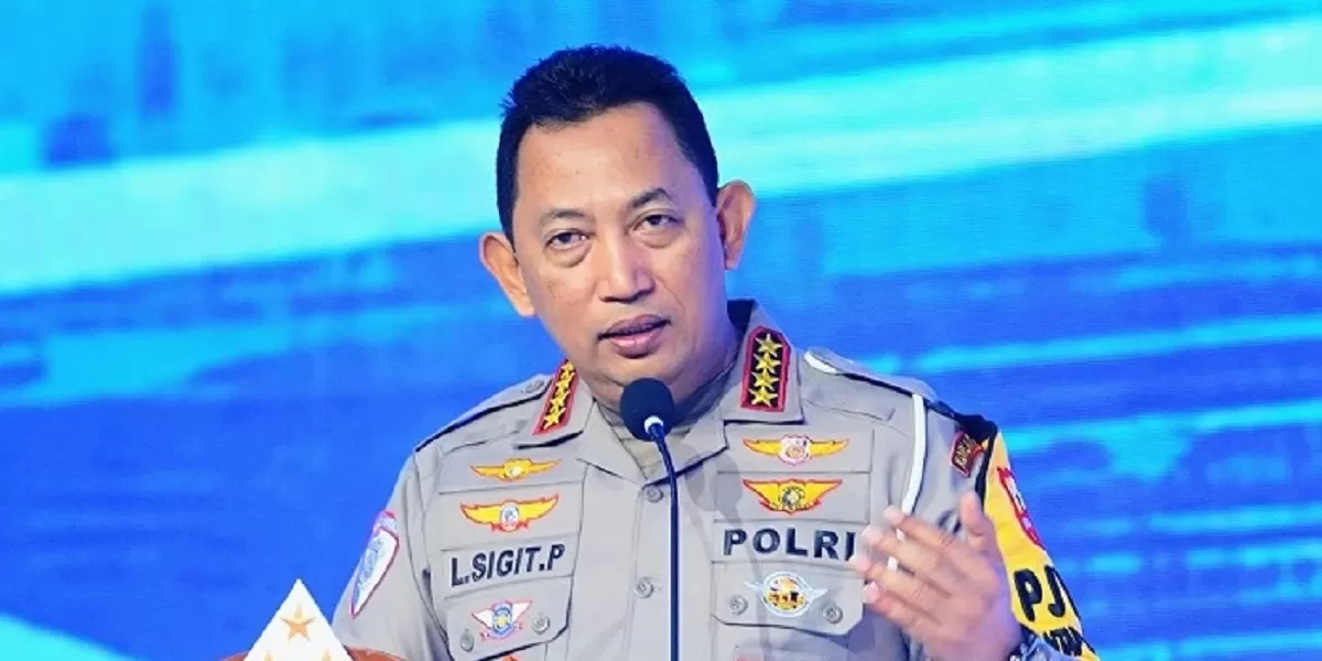 Kapolri Jenderal Listyo Sigit Prabowo. Tim Bareskrim Polri membawa barang bukti emas batangan hasil penggeledahan kasus tambang ilegal yang diduga terkait transaksi fantastis Rp25,8 triliun berdasarkan analisis PPATK. (facebook.com @Listyo Sigit Prabowo)