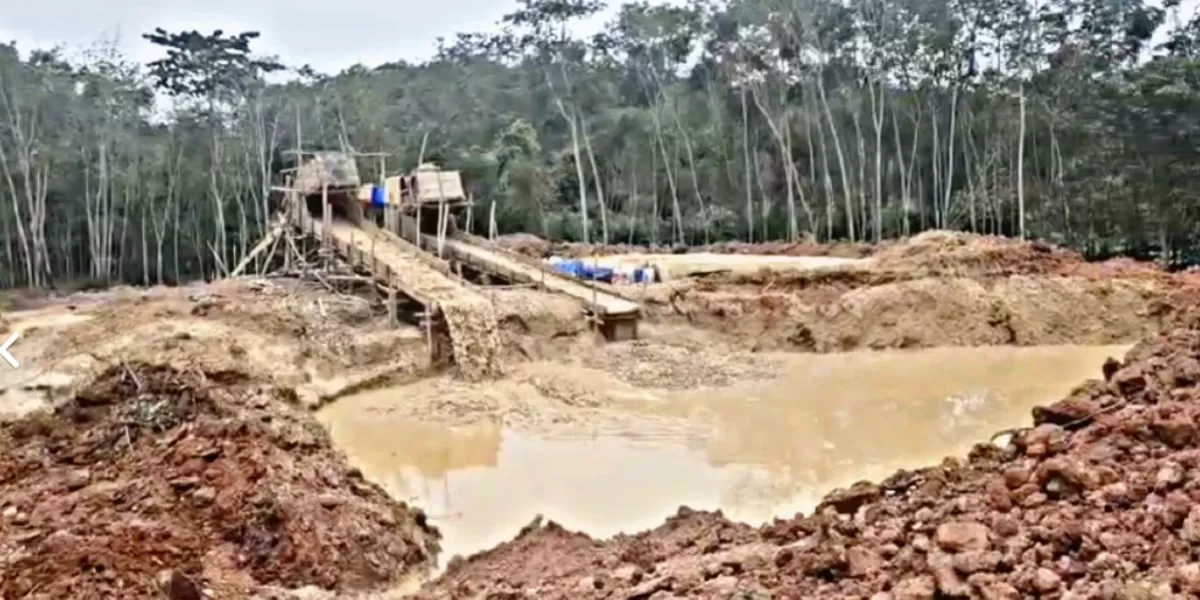 Petugas menginventarisasi kendaraan operasional tambang ilegal yang diduga digunakan mendukung distribusi logistik pertambangan.  (Dok. Humas Polda Lampung)