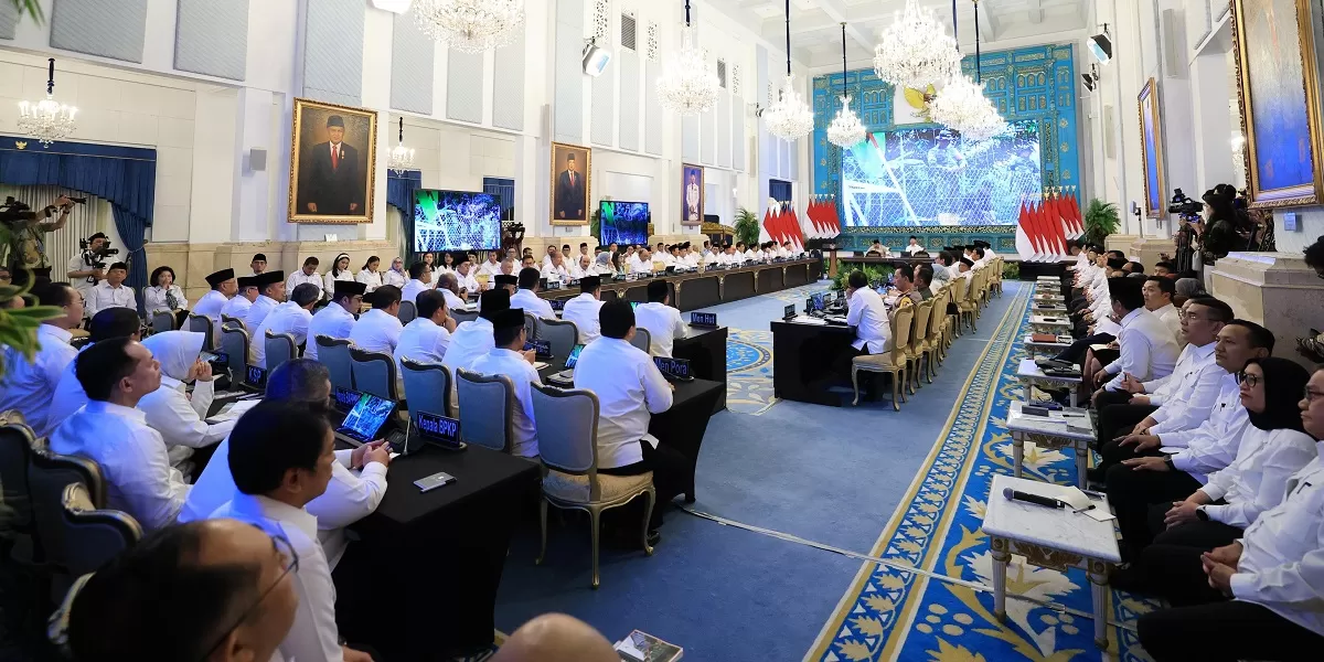 Presiden Prabowo Subianto memimpin Sidang Kabinet Paripurna membahas antisipasi krisis energi global dan strategi efisiensi BBM nasional.  (Dok. Bakom RI)